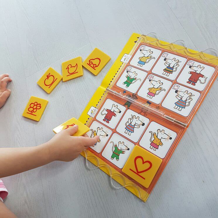 Spelletjes die je alleen kunt doen, zo vermaken kinderen zichzelf, zoals Loco spellen. 