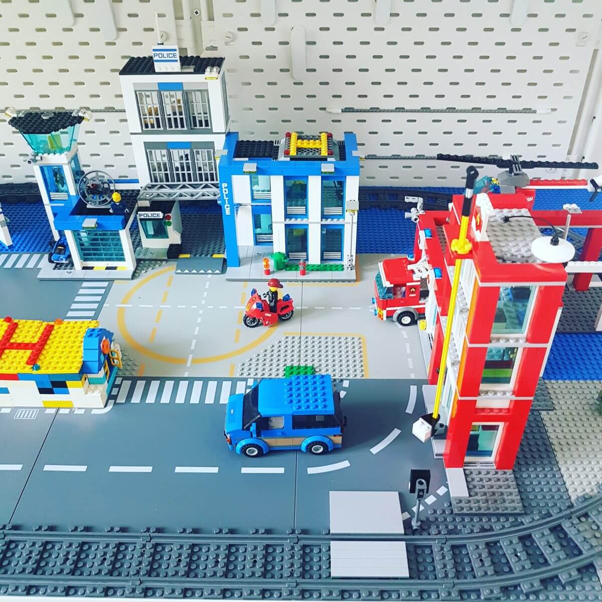 Uitgebreid achterlijk persoon Kort leven DIY: zelfgemaakte LEGO City treintafel bureau - Leuk met kids Leuk met kids