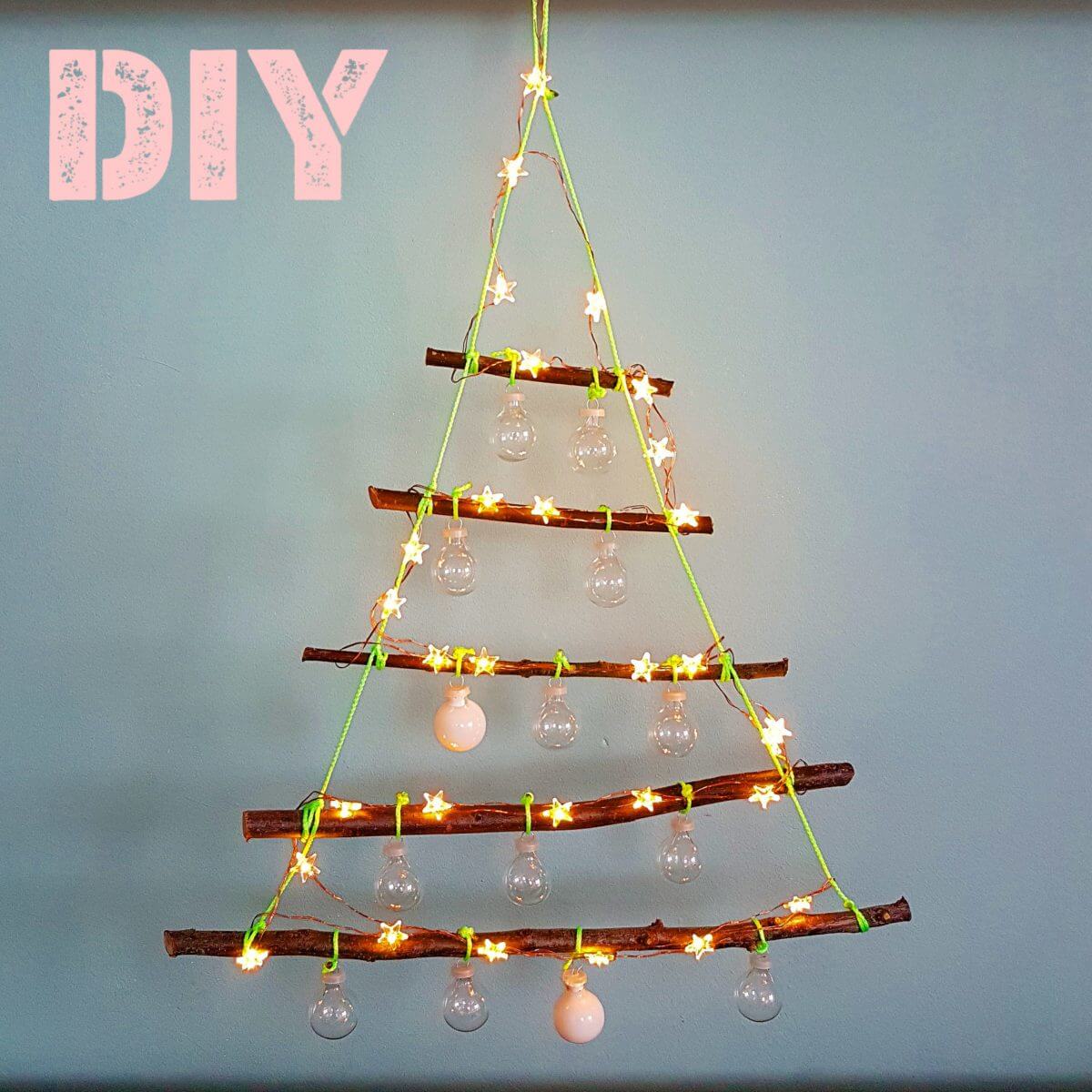 stof in de ogen gooien Product Grondwet Kerst DIY: alternatieve kerstboom met lichtjes knutselen van takken Leuk  met kids