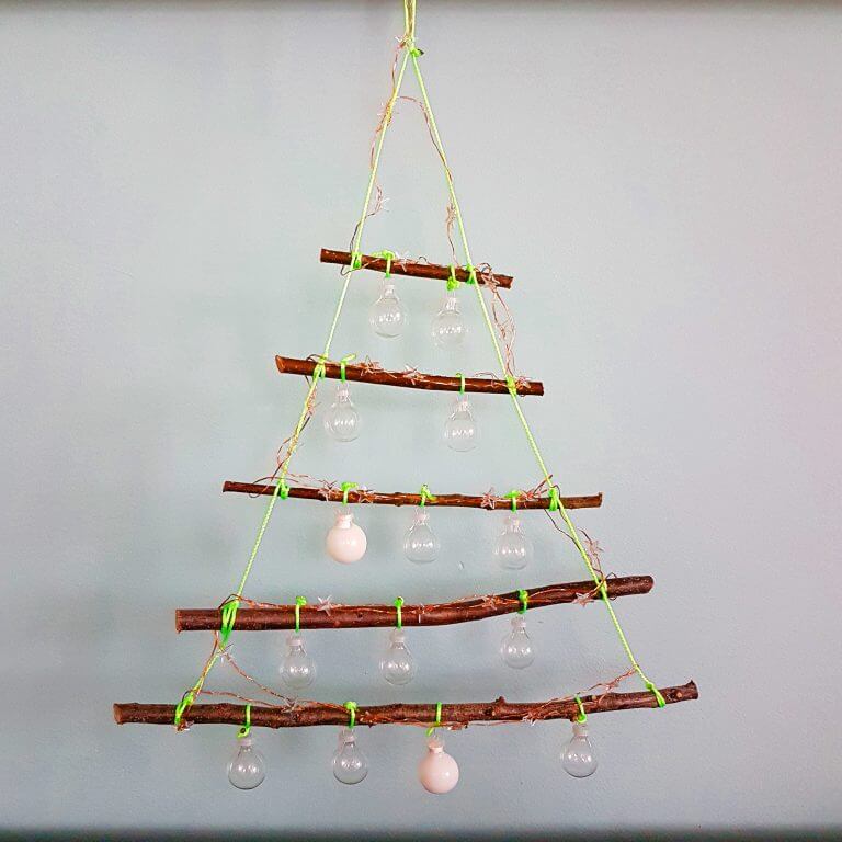 Kerst DIY: Alternatieve Kerstboom Met Lichtjes Knutselen Van Takken ...