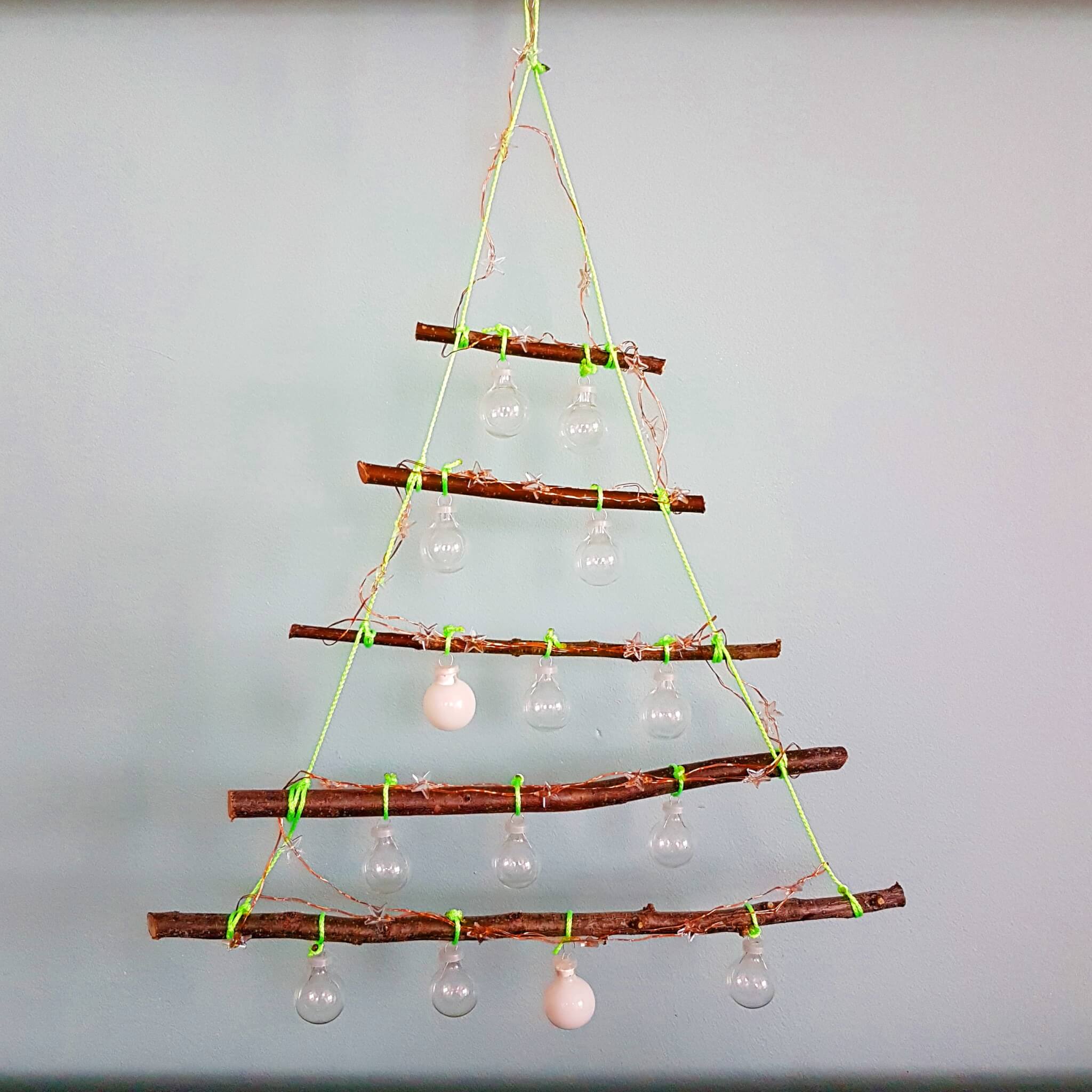 Kerst DIY alternatieve kerstboom met lichtjes knutselen van takken