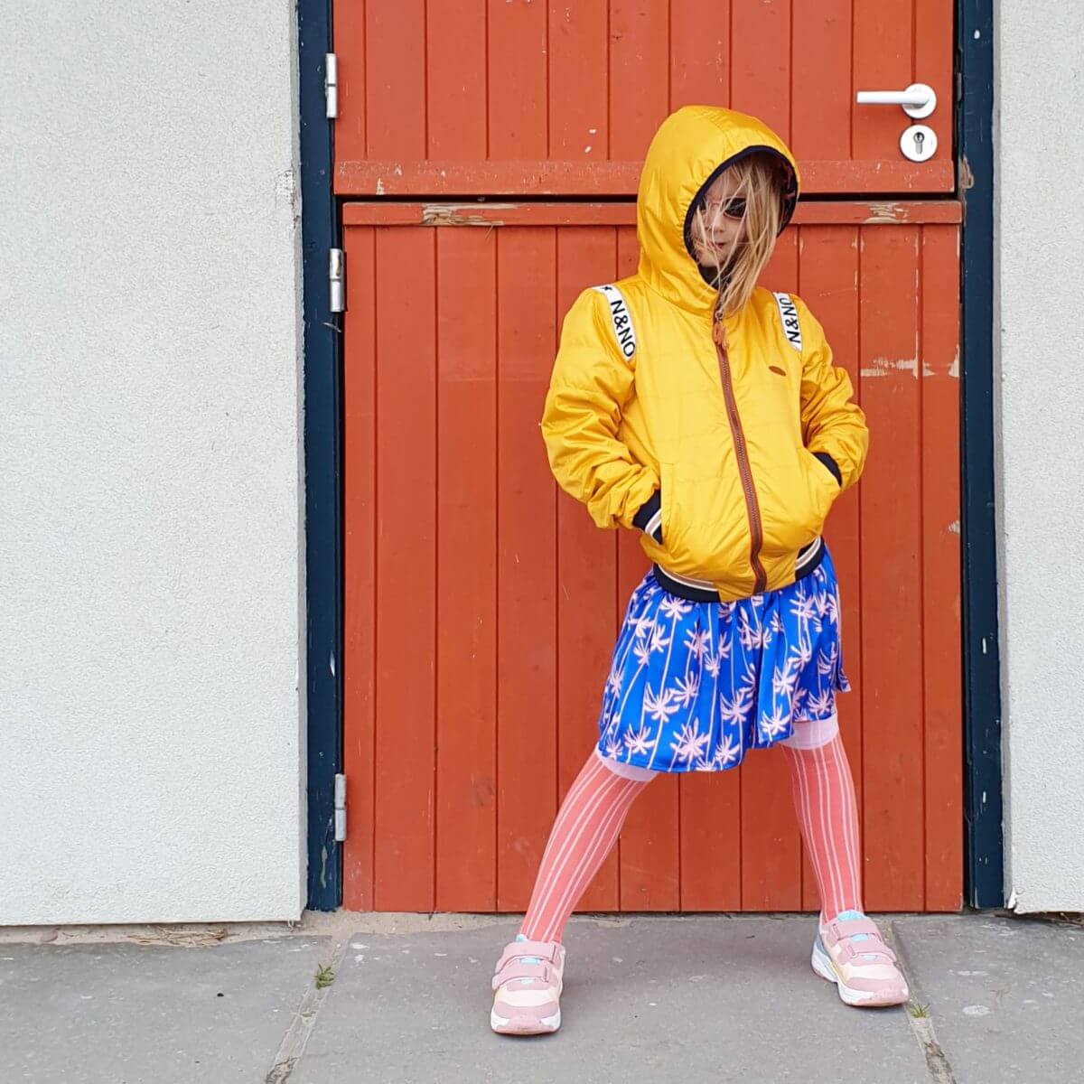 Lente outfit voor meisjes: gerecycled jasje en kinderschoenen Leuk met kids