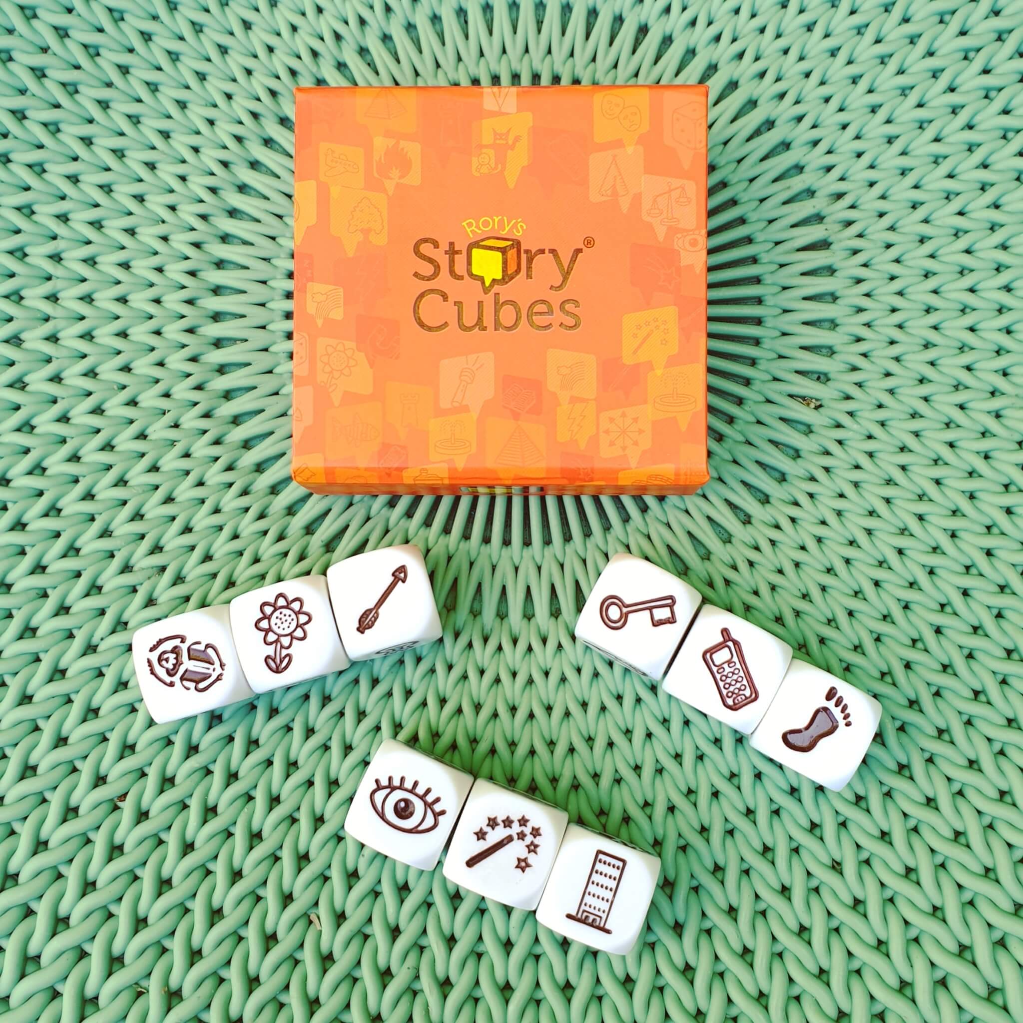 Deze Story Cubes zijn dobbelstenen om een verhaal mee te maken. Dat kan op verschillende manieren. Wij gooien en leggen ze dan per drie bij elkaar om een begin, midden en einde voor het verhaal tem maken. Vervolgens kan het vertellen beginnen. De kinderen doen het ook af en toe op school, ze zijn er veel beter in dan wij. Ze maken de meest prachtige verhalen.