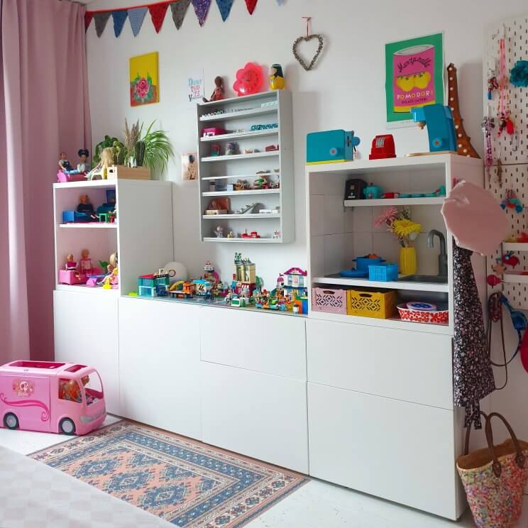 Zeeziekte Rond en rond verband Ikea hack speelgoedkast met LEGO tafel, kinderkeuken en Barbie huis Leuk  met kids