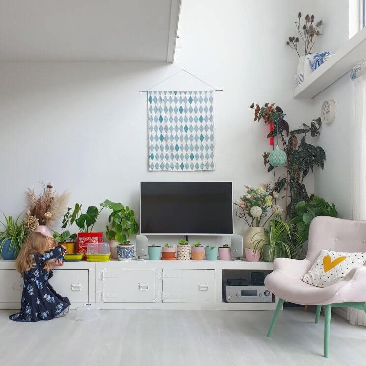 Vergelijkbaar Rubber Wakker worden Binnenkijker: kleurrijke woonkamer met witte basis plus groen en vintage  Leuk met kids