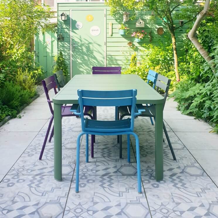 Kleurrijke duurzame aluminium Fermob tuinstoelen tuintafel Leuk met