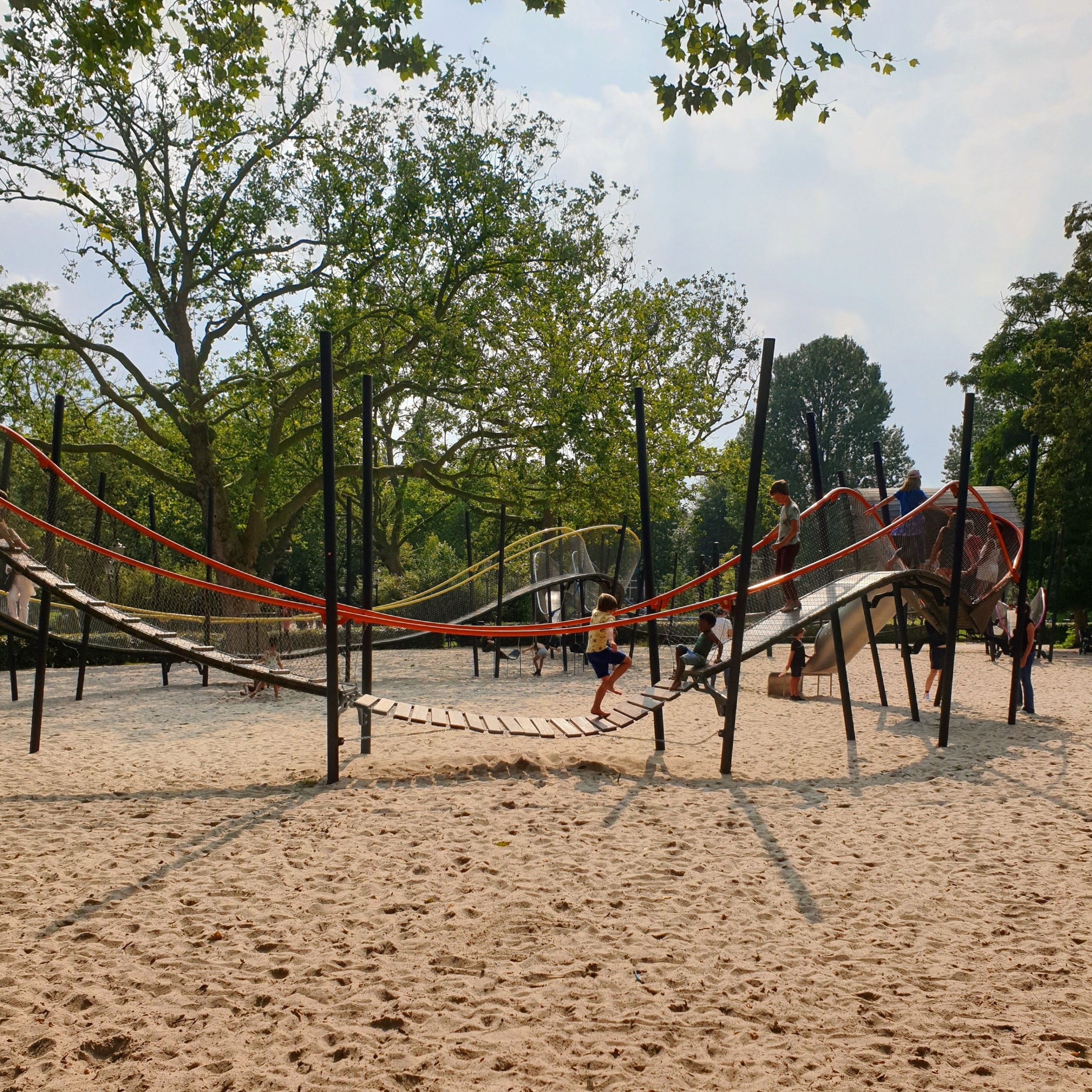 Het Oosterpark is een wat kleiner stadspark. Er zit een hele leuke kleurrijke speeltuin, aan de kant van Hotel Arena. Even verderop zit bij het Generator Hostel ook een houten speeltuin. 