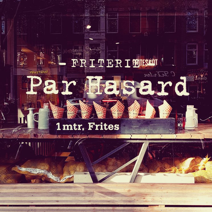 Friterie en Café Par Hasard aan de Ceintuurbaan heeft heerlijke puntzakken friet om mee te nemen. Maar ook café gerechten zoals Limburgs zuurvlees en fish & chips. 