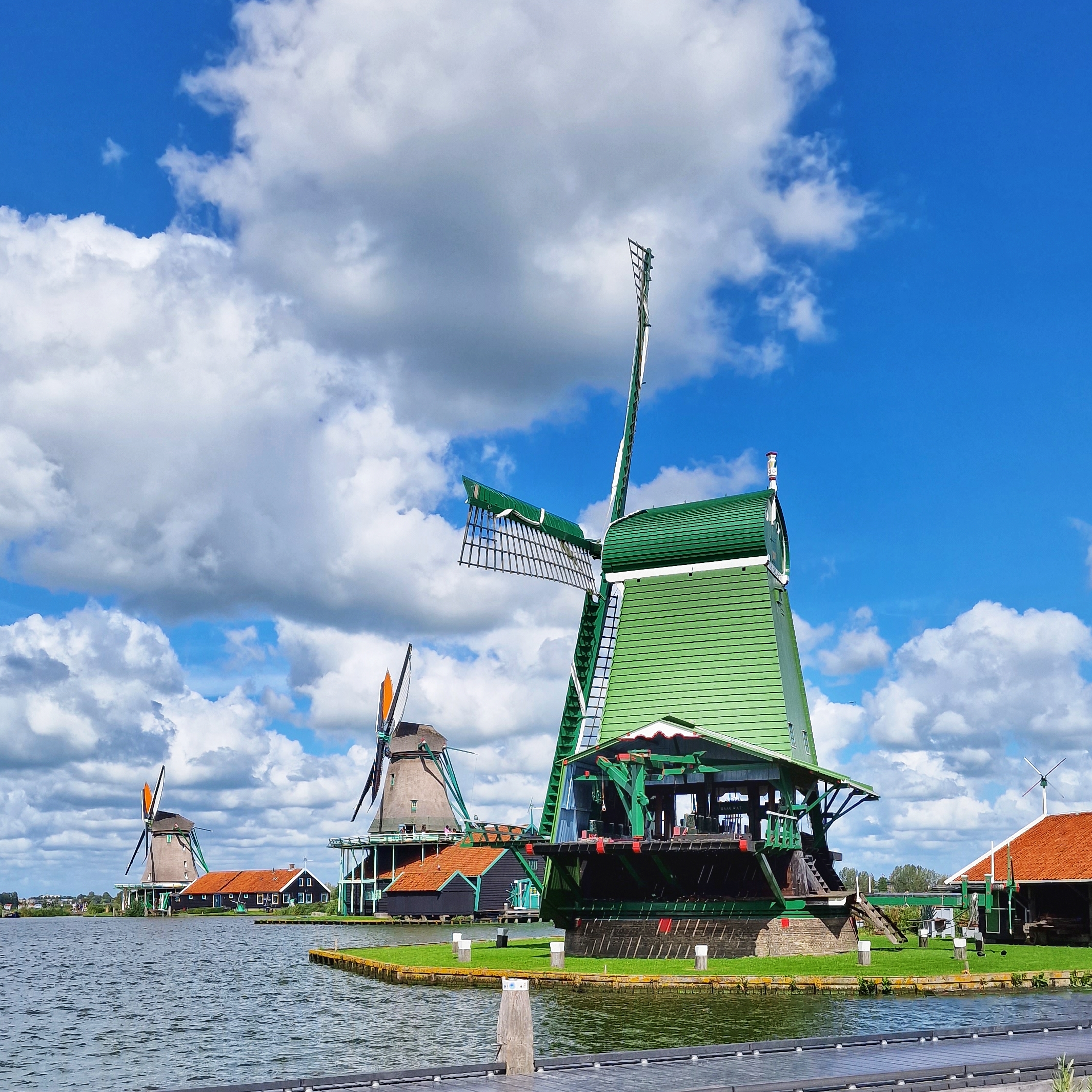 25x openluchtmuseum met kinderen: buitenmuseum in Nederland. Zoals Openluchtmuseum Zaanse Schans en Zaans Museum met kinderen. Denk jij bij de Zaanse Schans aan toeristen? Zonde, want het is een heel leuk uitje met kinderen. Met leuke dingen binnen en buiten, dus ook geschikt voor een wisselvallige dag. Dit zijn onze tips met kinderen in in openluchtmuseum Zaanse Schans, het Zaans Museum en de Verkade Experience.