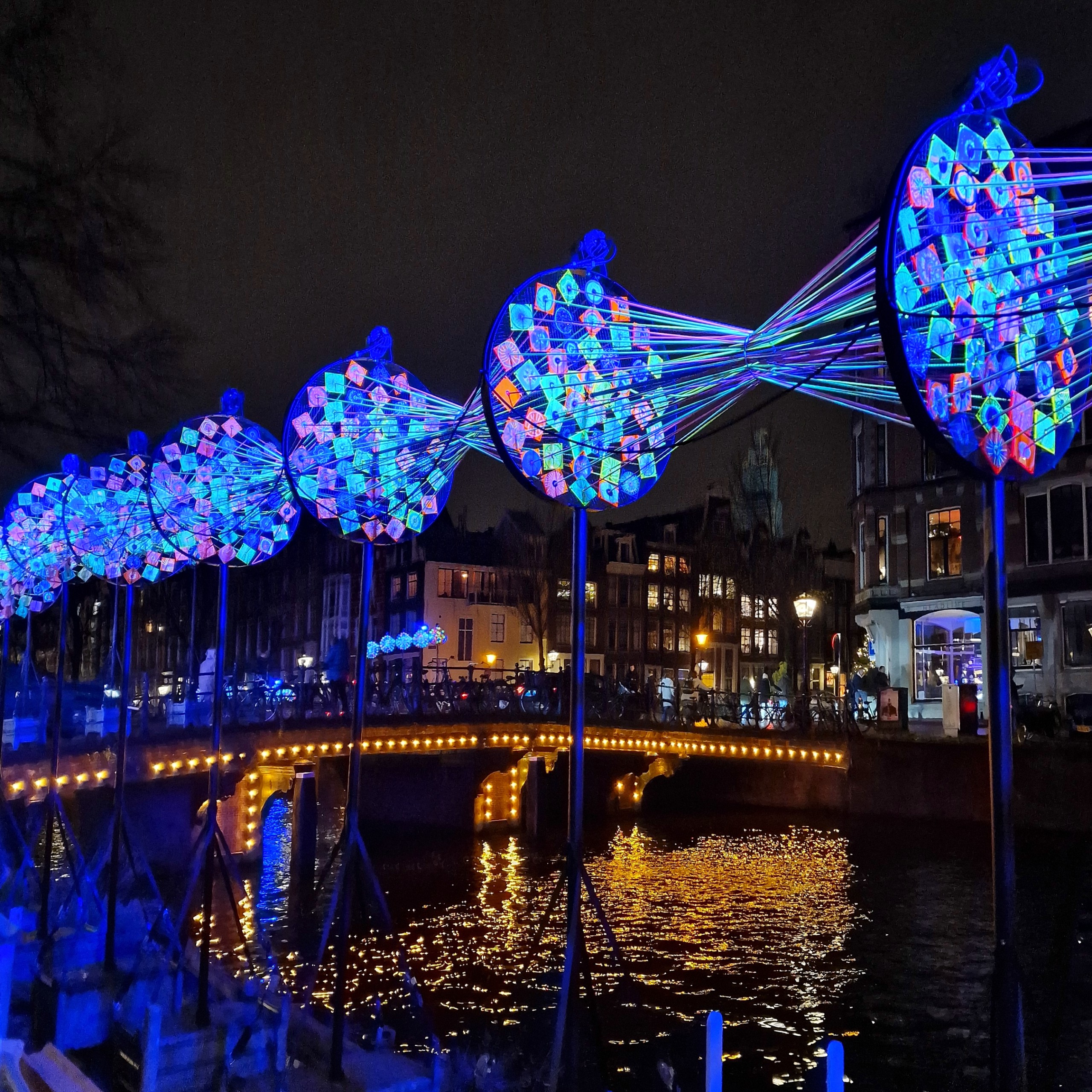 Amsterdam Light Festival: tips met kinderen en tieners. Voor 2023 is het thema van het Amsterdam Light Festival gericht op technologie en heet Loading... Het laat de invloed van technologie en AI zien op ons leven. De route van het Amsterdam Light Festival is in 2023 grotendeels op de Herengracht. Die is smal en op het grootste deel rijden auto's. Daar moet je dus goed op kinderen letten.