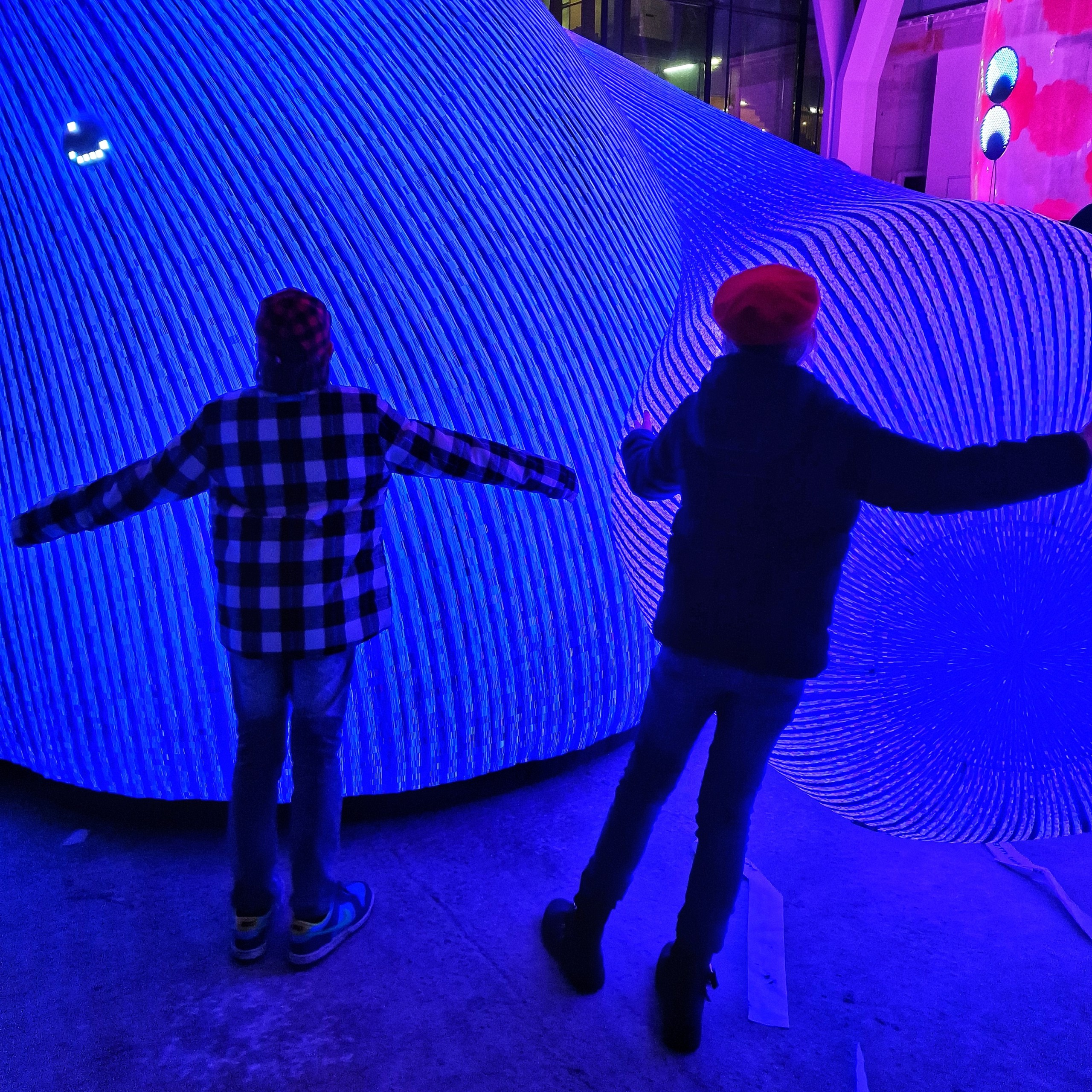 Amsterdam Light Festival: tips met kinderen en tieners. Voor 2023 is het thema van het Amsterdam Light Festival gericht op technologie en heet Loading... Het laat de invloed van technologie en AI zien op ons leven. De route van het Amsterdam Light Festival is in 2023 grotendeels op de Herengracht. Die is smal en op het grootste deel rijden auto's. Daar moet je dus goed op kinderen letten.