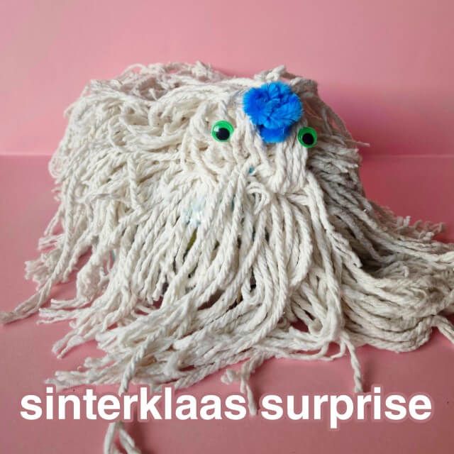 Sinterklaas surprise maken: heel veel leuke ideeën om te knutselen. Ons meisje kreeg deze surprise in groep 6 van een jongen uit haar klas. De surprise hond is gemaakt van een schoonmaak mop. Met als oogjes plakoogjes. 