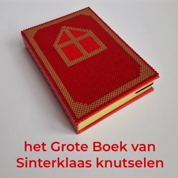 Het Grote Boek van Sinterklaas knutselen. Hoe leuk is het om je eigen Grote Boek van Sinterklaas te knutselen? Ons meisje maakte dit Grote Boek van Sinterklaas met strijkkralen. Extra leuk: je kunt er iets in opbergen.