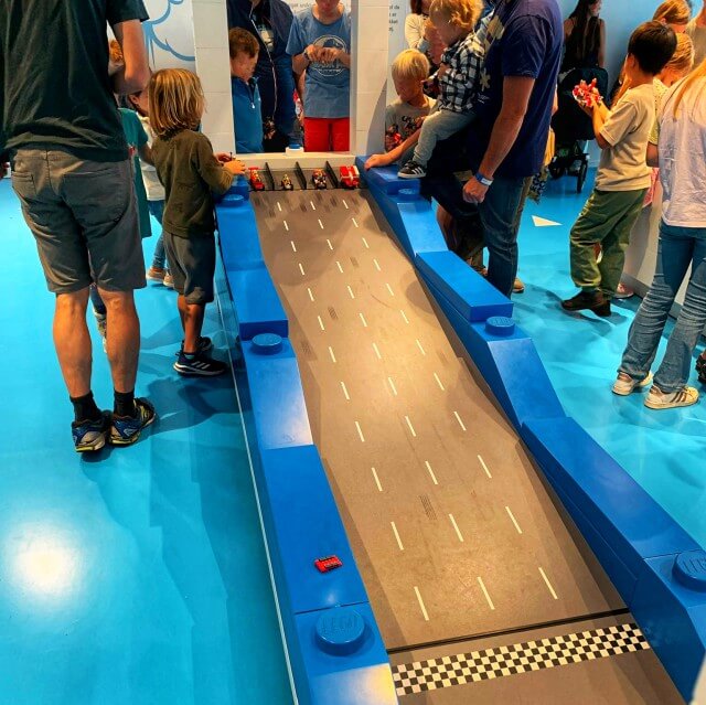 LEGO House: vlakbij Legoland Billund in Denemarken, leuk met kinderen en tieners. In de blauwe zone kun je een stukje stad ontwerpen en plaatsen in de grote stadsplattegrond. En ook spelen met robots tijdens een Noordpool expeditie van de minifigures. Of je eigen supersnelle race auto ontwerpen én testen en, echt geniaal, je eigen vis maken en laten zwemmen. 