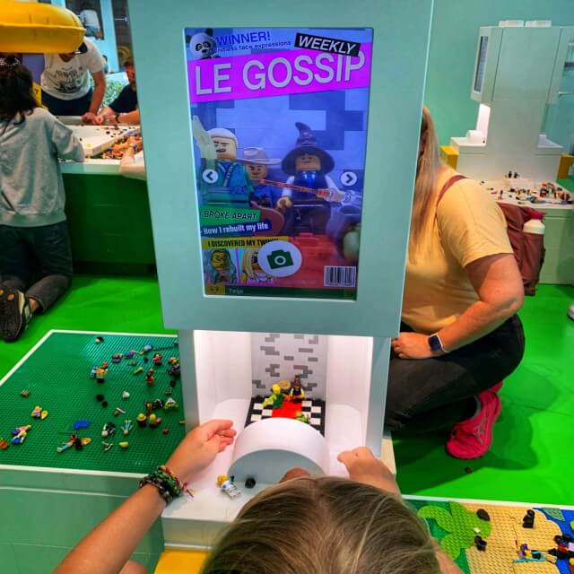LEGO House: vlakbij Legoland Billund in Denemarken, leuk met kinderen en tieners. In de groene zone fotografeer je jezelf om de held van je film te zijn. Ook kun je jezelf als minifigure maken. Die moet je zeker niet vergeten op de foto te zetten. Je kunt je minifigure namelijk covermodel maken op een tijdschrift! Dat levert leuke plaatjes op.