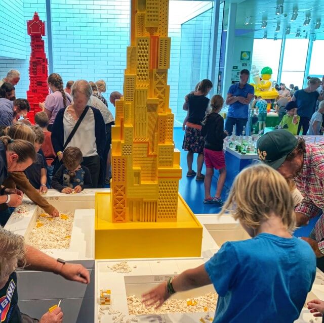 In LEGOhouse mogen kinderen en volwassenen altijd verder bouwen aan de al gemaakte kunstwerken. En de bouwstenen worden steeds aangevuld door medewerkers.