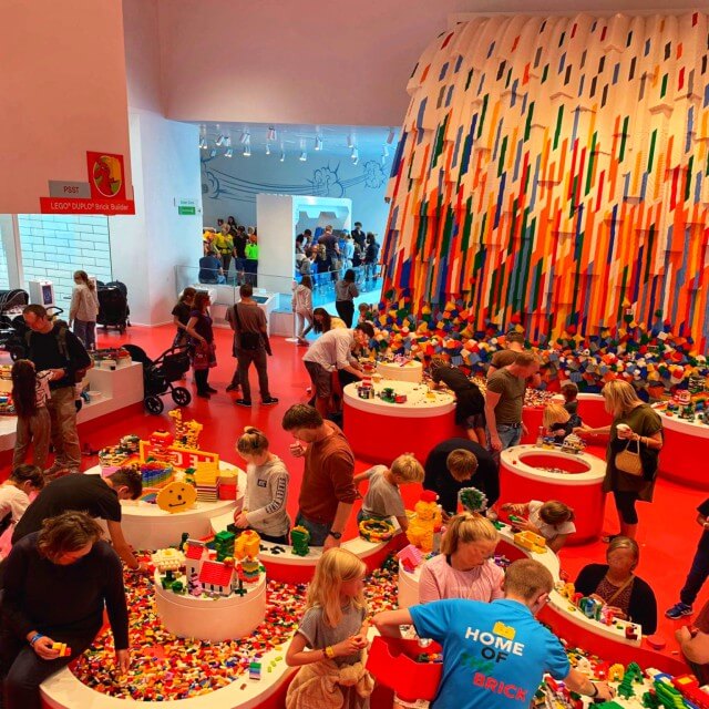 LEGO House: aanrader vlakbij Legoland Billund in Denemarken. Zijn jullie LEGO fans? Ga dan zeker met je kinderen naar LEGO House. Het ligt in Billund in Denemarken, ook de plaats waar je LEGOLAND en de Deense LEGO fabriek vindt.