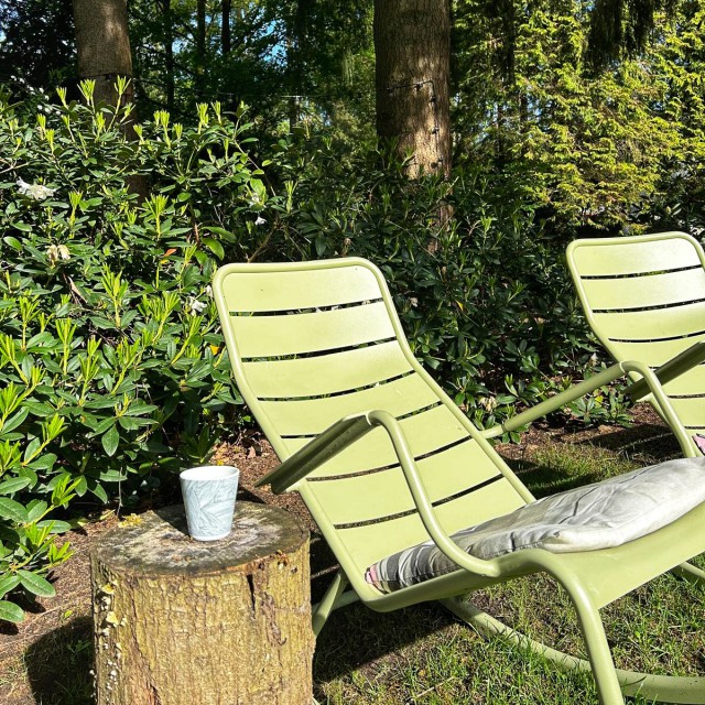 Er is een groot terras in de tuin, maar ook daarbuiten voldoende plek met ligstoelen en relaxstoelen. Veel tuinmeubels zijn van het duurzame merk Fermob. Wellicht komen de stoelen je bekend voor: ze staan ook in de Parijse Jardin du Luxembourg.