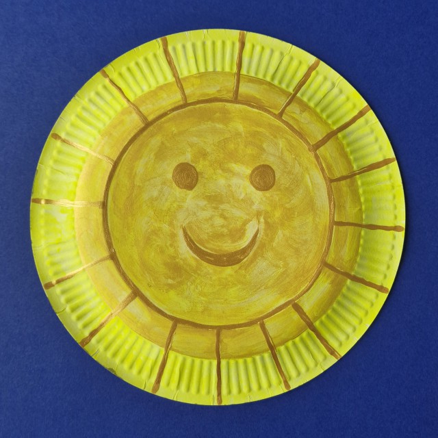 Zon knutselen en tekenen: leuke ideeën. Deze kleurrijke zon knutsel maakten we van een papieren bord.