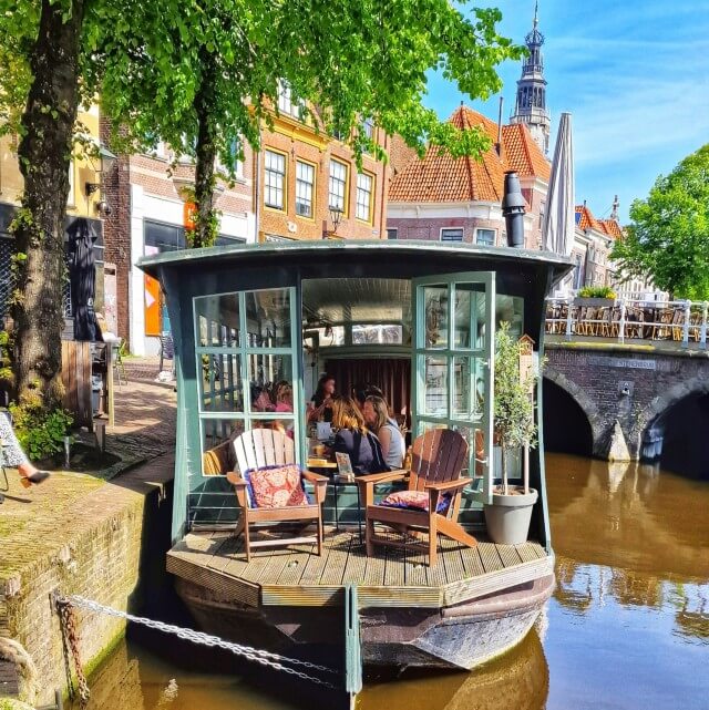 Leuke restaurants voor tieners. Anne & Max is sowieso leuk voor een high tea met met je tiener dochter, of zoon. Maar de Bloemenboot van Anne & Max in Alkmaar is helemaal leuk. Je zit dus overdekt op het water, bij mooi weer gaan de ramen open. Het is in het centrum van Alkmaar, bij de winkels. 