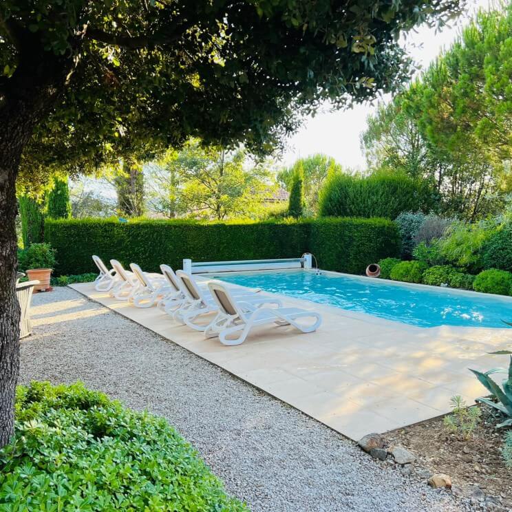 Vallée de la Sainte Baume: review vakantiepark FranceComfort. Vallée de la Sainte Baume is een kleinschalig vakantiepark van FranceComfort. Een idyllisch resort waar je kiest tussen een vakantiehuis met of zonder eigen zwembad. Ideaal voor een gezin met kinderen, vertellen we in deze review.