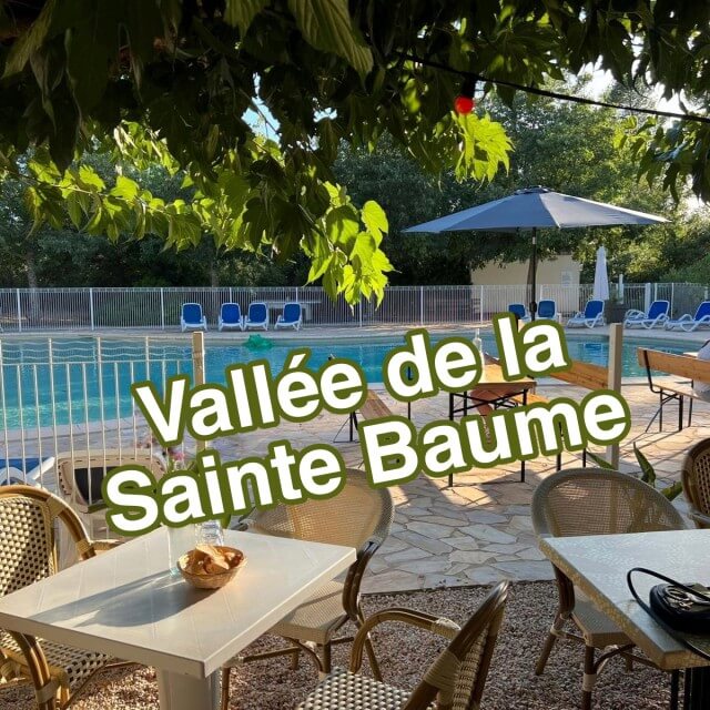 Vallée de la Sainte Baume: review vakantiepark FranceComfort. La Vallée de la Sainte Baume is een kleinschalig vakantiepark van FranceComfort. Een idyllisch resort met zwembad, speeltuintje, tennisbaan, jeu de boules baan, voetbalveld en tafeltennistafel. Waar je kiest tussen een vakantiehuis met of zonder eigen zwembad. Ideaal voor een gezin met kinderen, we laten in deze review zien waarom.