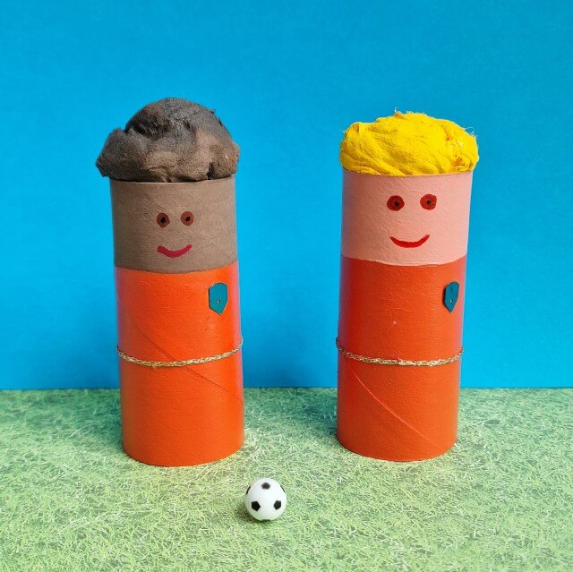 Spelers van het Nederlands elftal gemaakt van wc rollen, een voetballer knutselen van toiletrollen.