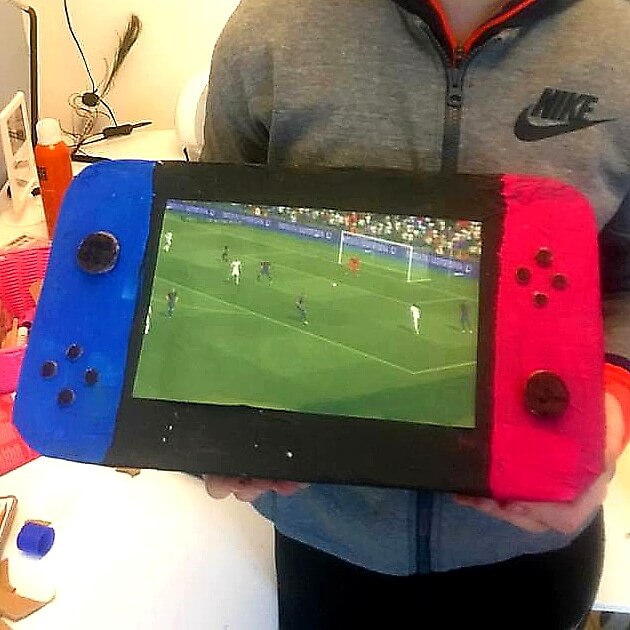 Tijdens voetbalkampioenschap worden er ook extra veel voetbalgames op de Nintendo Switch gespeeld. De oudste van Wendela knutselde een Nintendo Switch. 