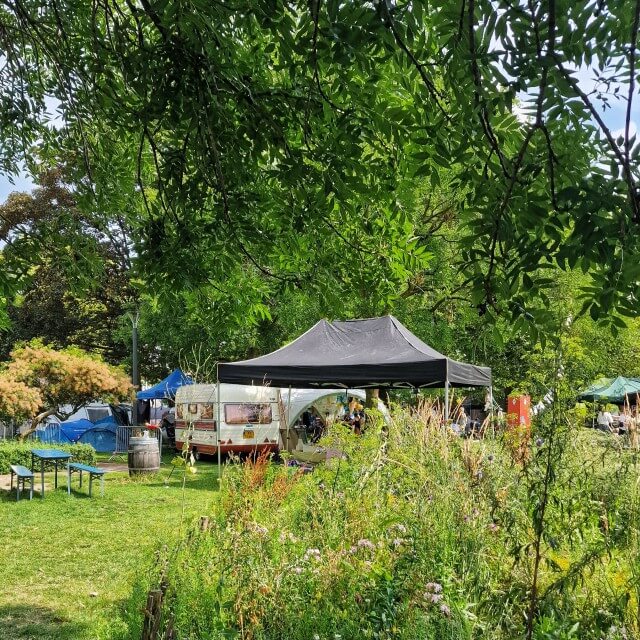 In de zomervakantie kun je met buurtgenoten kamperen op de Buurtcamping. Gedurende drie dagen is het park een gezellige camping, bewoond door alle verschillende mensen uit de buurt. Het idee is dat mensen uit de buurt elkaar hier ontmoeten. Er zijn campings in heel Nederland, op verschillende momenten in de zomer.