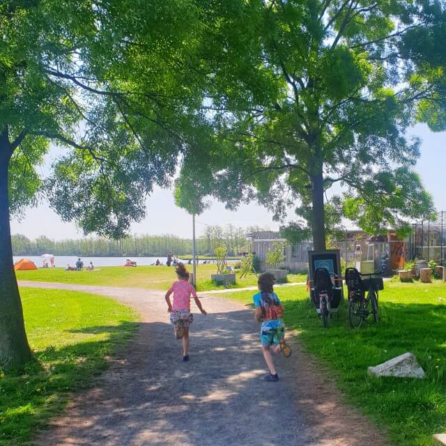 Onze favoriete zwemplekken: zwembad, rivier en zwemmeer. De Veerplas in Haarlem (Noord Holland) heeft een lang strand en er ligt een ballenlijn. Er is een groot grasveld met een speeltuintje en genoeg ruimte om te spelen. Strandtent Het Veerkwartier is een kleurrijke hippie strandtent met kindermenu.