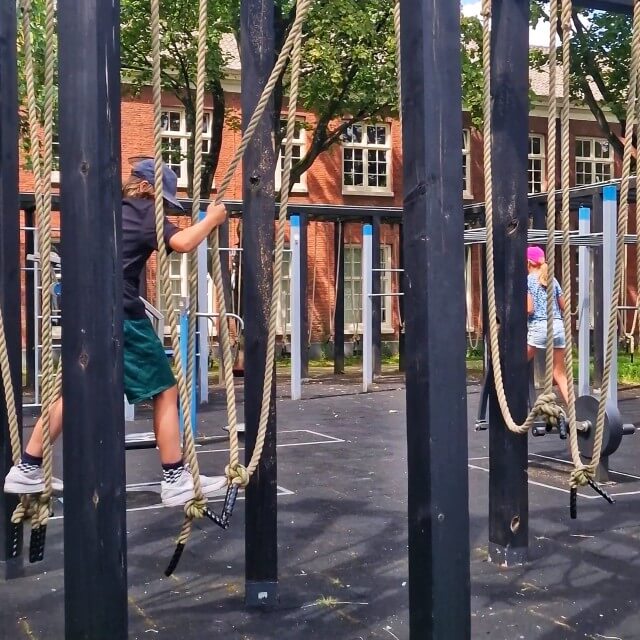 Op het Marineterrein is een openbaar fitness terreintje, de fitnesstuin. Onze kids renden er meteen heen, maar ook voor tieners is het natuurlijk een fijne plek.