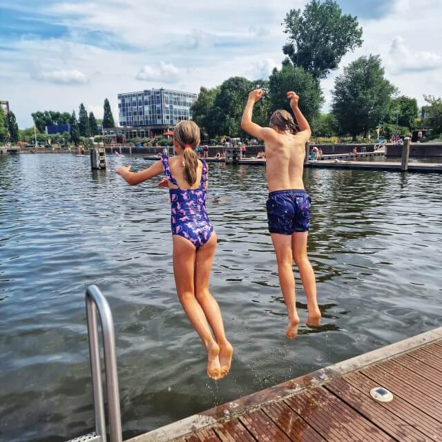 De zwemsteigers op het Marineterrein in Amsterdam, achter Kattenburg. In de zomer kun je zwemmen in het water tussen Kanteen25 en het Scheepvaartmuseum. Daar wordt druk gebruik van gemaakt, het is hier in de zomer heel erg gezellig. Extra leuk: de pontons kunnen op verschillende manieren worden neergelegd. Het terras van Kanteen25 is hier om de hoek, dat kun je dus leuk combineren.