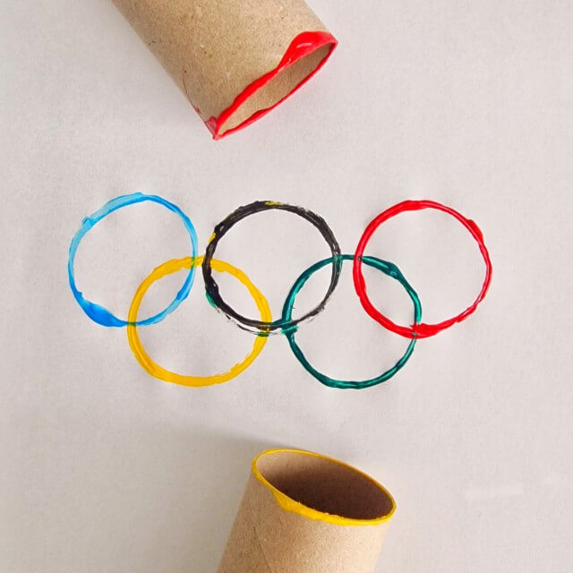 Deze Olympische ringen stempel je met wc rolletjes.