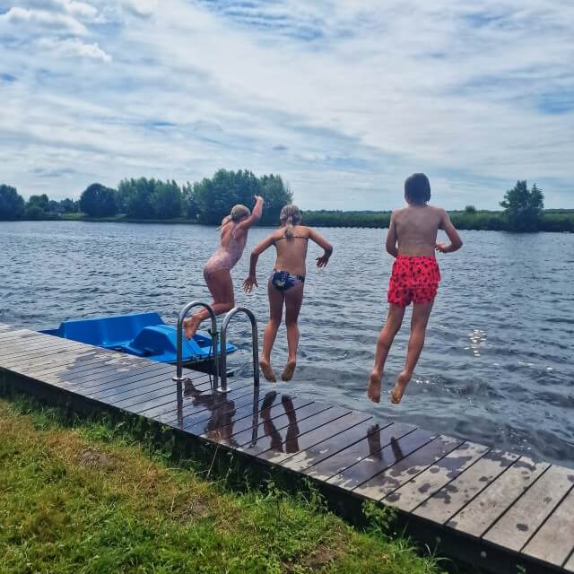 Op 't Eiland: kindvriendelijk restaurant aan water met zwemsteiger. Toe aan een dagje vakantiegevoel met je kinderen of tieners? Op 't Eiland is een super kindvriendelijk restaurant, dat ligt aan het water van de Vecht. Met een zwemsteiger, waterfietsen, sup en speeltuin. Je kunt hier ook met boot aanmeren. Op de menukaart staan heerlijke eenvoudige Italiaanse gerechten. 