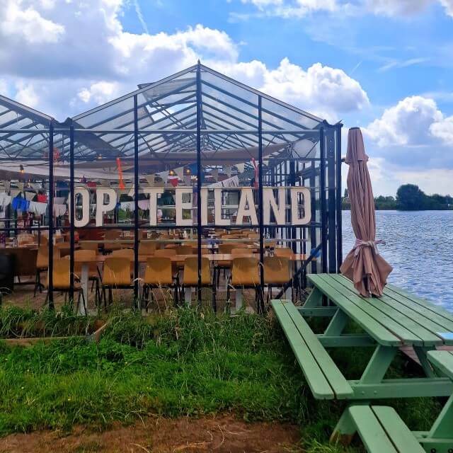 Op 't Eiland: kindvriendelijk restaurant aan water met zwemsteiger. Toe aan een dagje zomers vakantiegevoel met je kinderen of tieners? Buitenplaats Op 't Eiland is een super kindvriendelijk restaurant, dat ligt aan het water van de Vecht. Met een zwemsteiger, waterfietsen, sup en speeltuin. Je kunt hier ook met boot aanmeren. En op de menukaart staan heerlijke eenvoudige Italiaanse gerechten.