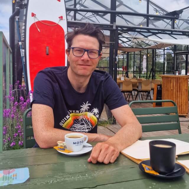 Dennis op het terras