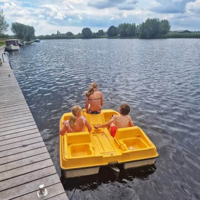 Op 't Eiland: kindvriendelijk restaurant aan water met zwemsteiger. Toe aan een dagje vakantiegevoel met je kinderen of tieners? Op 't Eiland is een super super kindvriendelijk restaurant, dat ligt aan het water van de Vecht. Met een een zwemsteiger, waterfietsen, sup en speeltuin. En heerlijke eenvoudige Italiaanse gerechten.