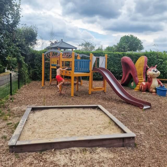 De speeltuin van het naastgelegen chaletpark mochten de kinderen gebruiken.