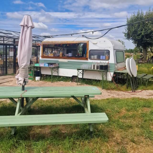 Op 't Eiland: kindvriendelijk restaurant aan water met zwemsteiger. Toe aan een dagje vakantiegevoel met je kinderen of tieners? Op 't Eiland is een super kindvriendelijk restaurant, dat ligt aan het water van de Vecht. Met een zwemsteiger, waterfietsen, sup en speeltuin. Je kunt hier ook met boot aanmeren. Op de menukaart staan heerlijke eenvoudige Italiaanse gerechten. 