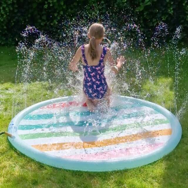 Onze zomer bucketlist: zomervakantie activiteiten voor kinderen. Een watermat is een leuk alternatief voor een opblaasbadje. 
