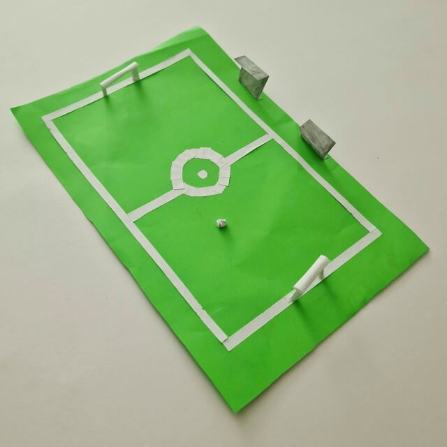 Knutselen voor EK of WK voetbal: leuke ideeën voor oranje. Onze jongen maakte dit voetbalveld in groep 7 met 11 jaar. Het veld is van groen papier. De lijnen, goals en duck outs maakte hij van wit papier. 