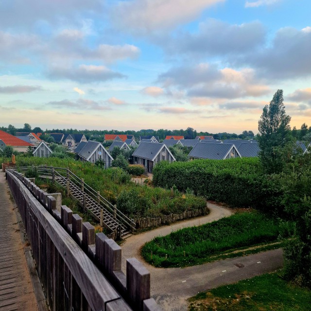 Lodges aan de rand van het park, vlakbij de loopbrug naar het strand.