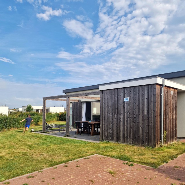 Beach Resort Nieuwvliet-Bad: review vakantiepark aan zee. Wij sliepen in een L4A comfort huisje. Het is stijlvol ingericht en degene die wij hadden, heeft een tuin rondom. De boxspring bedden zijn fijn en er zijn twee badkamers, gek genoeg geen twee toiletten. We boekten de ligbedden er als optie bij.