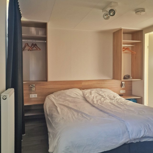 Beach Resort Nieuwvliet-Bad: review vakantiepark aan zee. Wij sliepen in een L4A comfort huisje. Het is stijlvol ingericht en degene die wij hadden, heeft een tuin rondom. De boxspring bedden zijn fijn en er zijn twee badkamers, gek genoeg geen twee toiletten. We boekten de ligbedden er als optie bij.