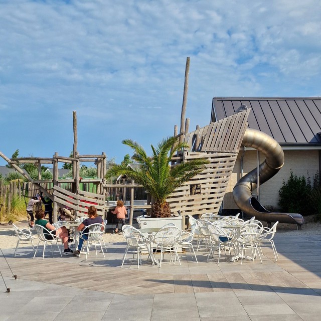 Beach Resort Nieuwvliet-Bad: review vakantiepark aan zee, met groot binnenzwembad. Daarnaast zijn er een binnenspeeltuin en op het terras ook een speelschip, een kleine buitenspeeltuin.