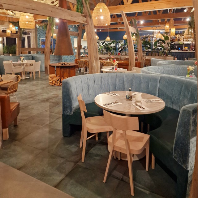 Beach Resort Nieuwvliet-Bad: review vakantiepark aan zee, met groot binnenzwembad. Er is een restaurant met een groot terras in een lounge beach stijl.