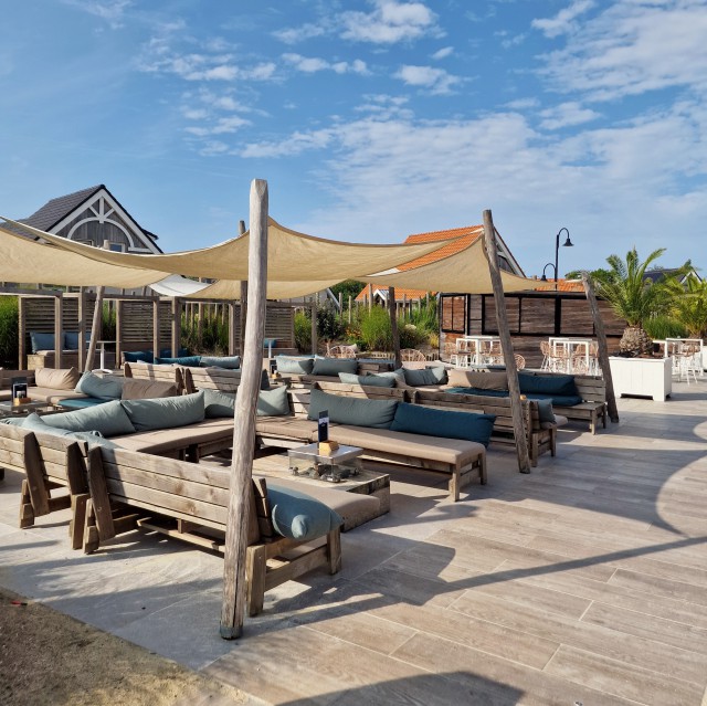 Beach Resort Nieuwvliet-Bad: review vakantiepark aan zee, met groot binnenzwembad. Er is een restaurant met een groot terras in een lounge beach stijl.