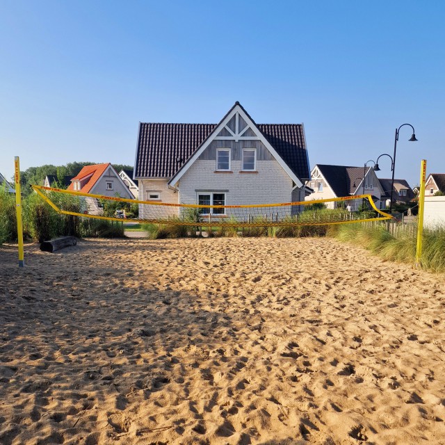 Beach Resort Nieuwvliet-Bad: review vakantiepark aan zee, met groot binnenzwembad. Het sportveld is een verzameling kleinere sportveldjes. Een beachvolleybalveld, een lage pannakooi en een stukje met een basket.