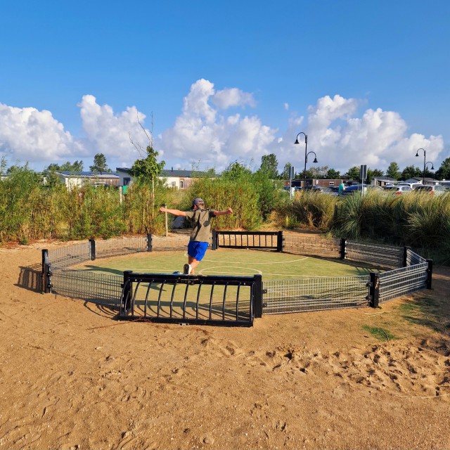 Beach Resort Nieuwvliet-Bad: review vakantiepark aan zee, met groot binnenzwembad. Het sportveld is een verzameling kleinere sportveldjes. Een beachvolleybalveld, een lage pannakooi en een stukje met een basket.