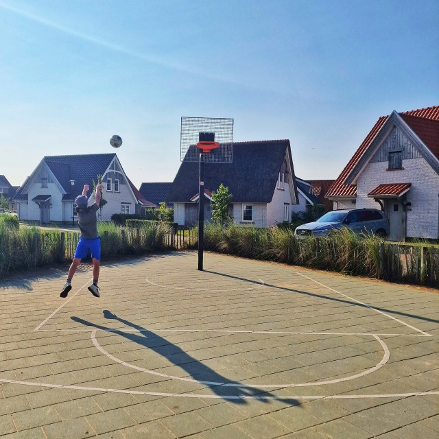 Beach Resort Nieuwvliet-Bad: review vakantiepark aan zee, met groot binnenzwembad. Het sportveld is een verzameling kleinere sportveldjes. Een beachvolleybalveld, een lage pannakooi en een stukje met een basket.